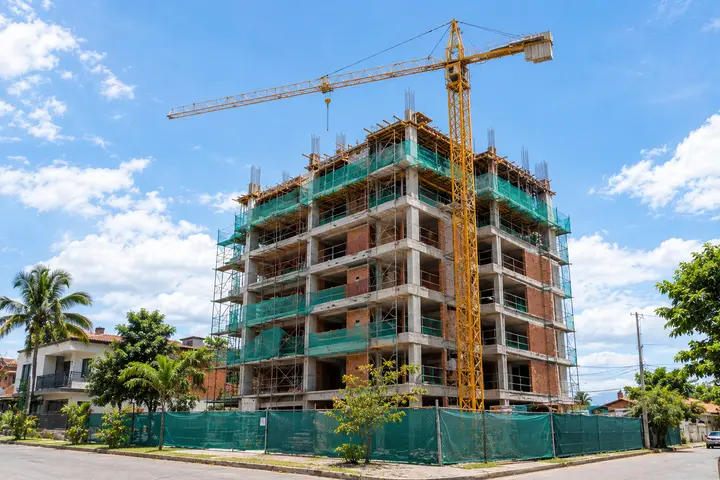 Grúa y edificio en construcción